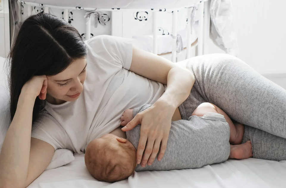 tanda bayi lapar, cara mengenali bayi lapar, bayi rewel lapar, respons cepat bayi lapar, bayi menangis karena lapar, Bunda, si Kecil